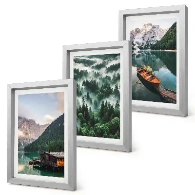 Bilderwand mit Berglandschaft, See, Boot und nebligem Wald