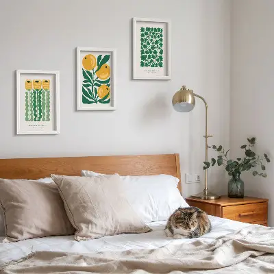 Bilderwand mit Pflanzenmotiven, Blumen und Blättern