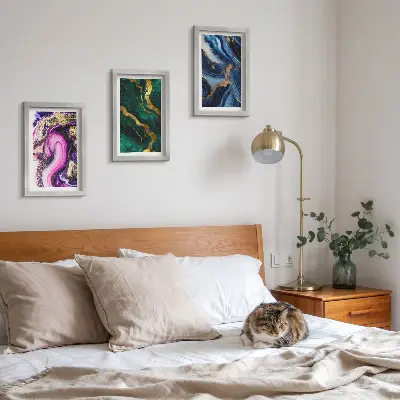 Bilderwand mit abstrakten Mustern in Rosa-, Grün- und Blautönen