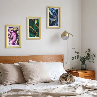 Bilderwand mit abstrakten Mustern in Rosa-, Grün- und Blautönen