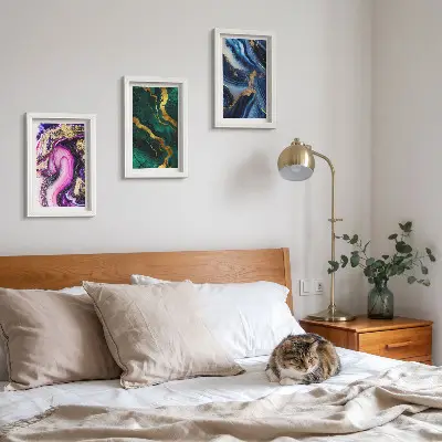 Bilderwand mit abstrakten Mustern in Rosa-, Grün- und Blautönen
