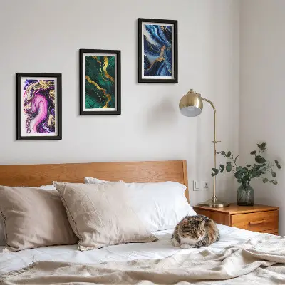 Bilderwand mit abstrakten Mustern in Rosa-, Grün- und Blautönen