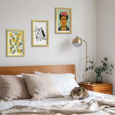 Bilderwand mit Zitronensprüchen über Wein und einem Porträt von Frida Kahlo