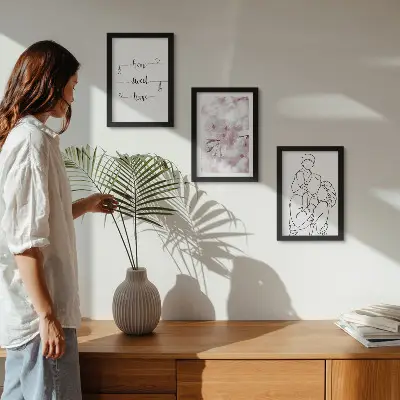 Fotowand mit minimalistischem Design von Blumen und Familie