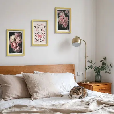 Bilderwand mit Vintage-Rosen und Traum-Inschrift