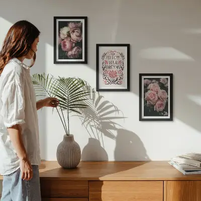 Bilderwand mit Vintage-Rosen und Traum-Inschrift
