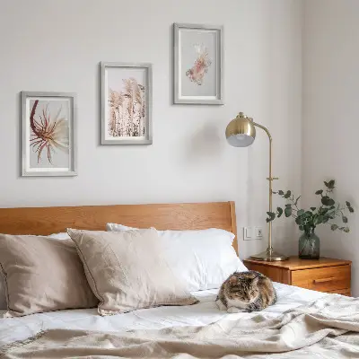 Bilderwand mit Blumen und Gräsern auf hellem Hintergrund in einem harmonischen Set