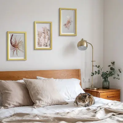 Bilderwand mit Blumen und Gräsern auf hellem Hintergrund in einem harmonischen Set