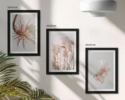 Bilderwand mit Blumen und Gräsern auf hellem Hintergrund in einem harmonischen Set