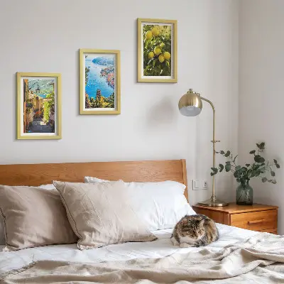 Bilderwand mit malerischen Küstenstraßen, Meerblick und Zitronenmotiven