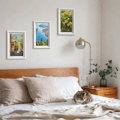Bilderwand mit malerischen Küstenstraßen, Meerblick und Zitronenmotiven