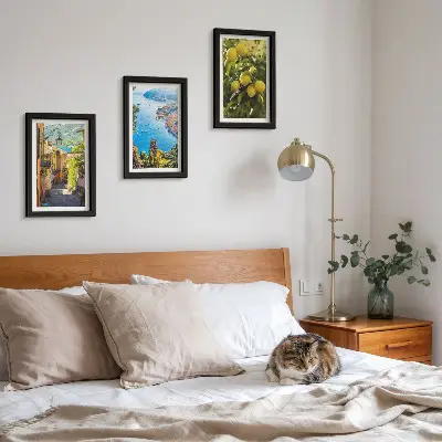 Bilderwand mit malerischen Küstenstraßen, Meerblick und Zitronenmotiven
