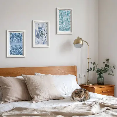Bilderwand Winterwald mit blauen Blumen und Wasseroberfläche