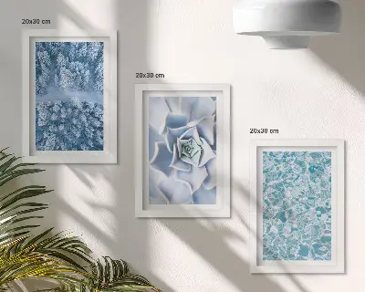 Bilderwand Winterwald mit blauen Blumen und Wasseroberfläche