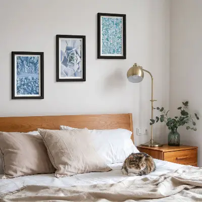 Bilderwand Winterwald mit blauen Blumen und Wasseroberfläche