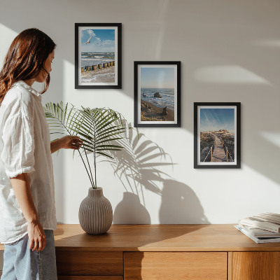 Fotowand Blick auf den Strand mit Wellen, Himmel und einer Strandpromenade