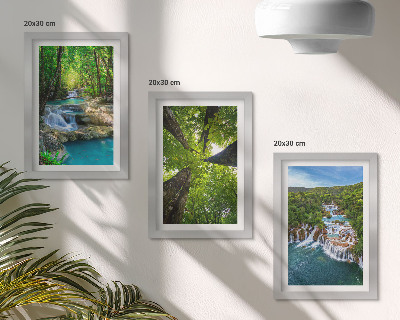 Bilderwand Wasserfälle in einem grünen Wald mit kristallklarem Wasser