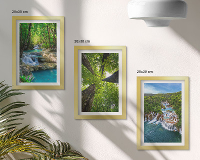 Bilderwand Wasserfälle in einem grünen Wald mit kristallklarem Wasser
