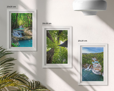 Bilderwand Wasserfälle in einem grünen Wald mit kristallklarem Wasser