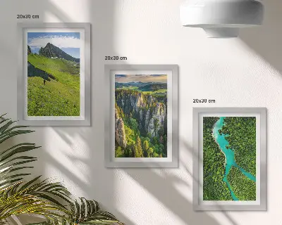 Bilderset mit Rahmen grüne Berglandschaft mit Fluss und Felsen