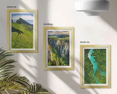 Bilderset mit Rahmen grüne Berglandschaft mit Fluss und Felsen