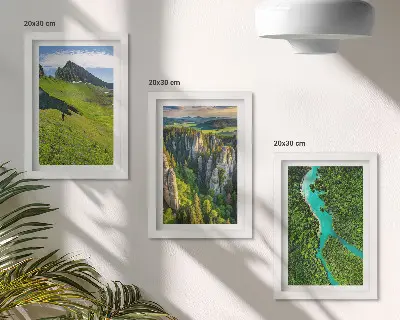 Bilderset mit Rahmen grüne Berglandschaft mit Fluss und Felsen