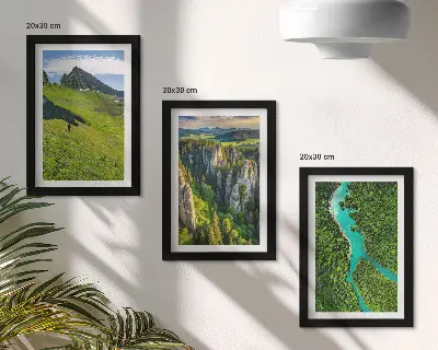 Bilderset mit Rahmen grüne Berglandschaft mit Fluss und Felsen