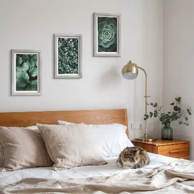 Bilderwand mit grünen Blattpflanzen und stilvollen Sukkulenten