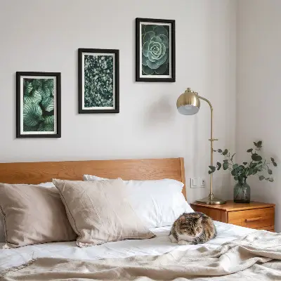 Bilderwand mit grünen Blattpflanzen und stilvollen Sukkulenten