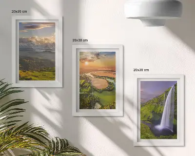 Bilderwand mit Bergfluss- und Wasserfallmotiven aus der Natur