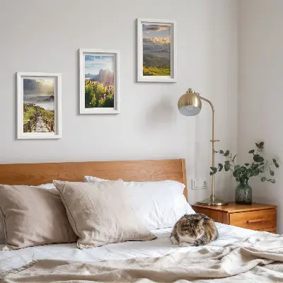 Bilderwand mit Berglandschaften, Blumen, Himmel und Weg