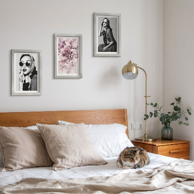 Bilderwand Stilvolle Porträts von Frauen mit rosa Blumen