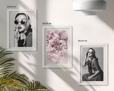 Bilderwand Stilvolle Porträts von Frauen mit rosa Blumen