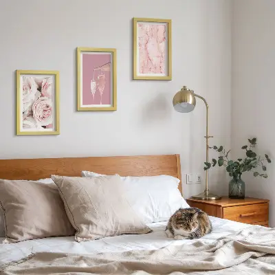 Bilderset mit Rahmen champagnerfarbene Rosen auf pastellfarbenem Marmorhintergrund