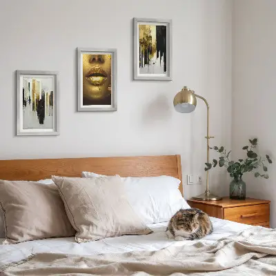 Bilderwand mit abstraktem Gemälde und Porträt einer Frau