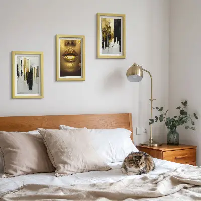 Bilderwand mit abstraktem Gemälde und Porträt einer Frau