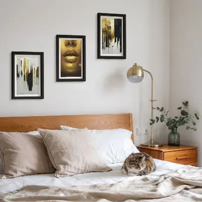 Bilderwand mit abstraktem Gemälde und Porträt einer Frau