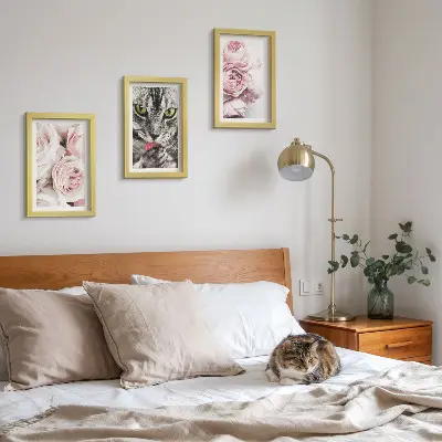 Fototapete Katze inmitten von rosa Rosen und Pfingstrosen