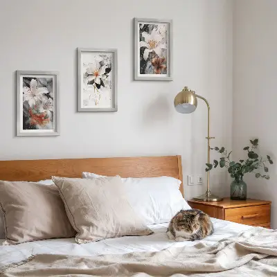 Bilderwand mit floralem Motiv auf Marmorgrund in Weiß- und Schwarztönen