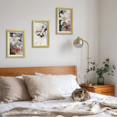 Bilderwand mit floralem Motiv auf Marmorgrund in Weiß- und Schwarztönen