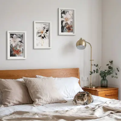 Bilderwand mit floralem Motiv auf Marmorgrund in Weiß- und Schwarztönen