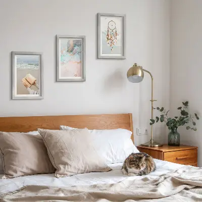 Bilderwand mit abstraktem Meeresmotiv und Boho-Traumfänger