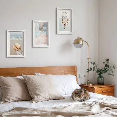 Bilderwand mit abstraktem Meeresmotiv und Boho-Traumfänger