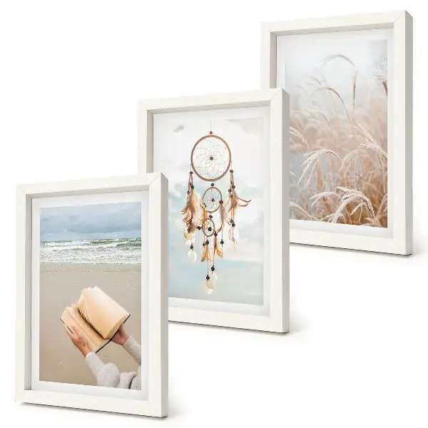 Bilderwand mit friedlichen Landschaften und zarten Sommeransichten im Boho-Stil