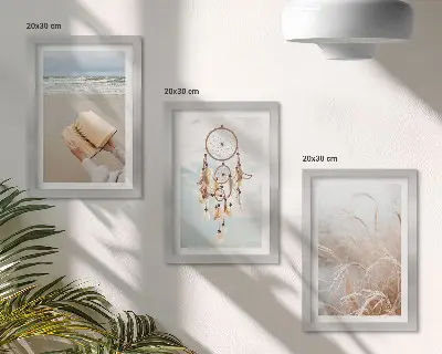 Bilderwand mit friedlichen Landschaften und zarten Sommeransichten im Boho-Stil
