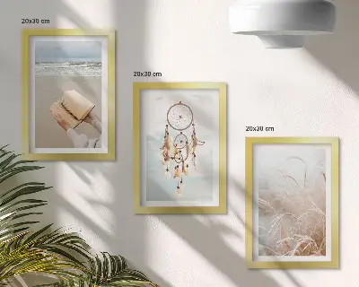 Bilderwand mit friedlichen Landschaften und zarten Sommeransichten im Boho-Stil