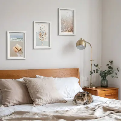 Bilderwand mit friedlichen Landschaften und zarten Sommeransichten im Boho-Stil