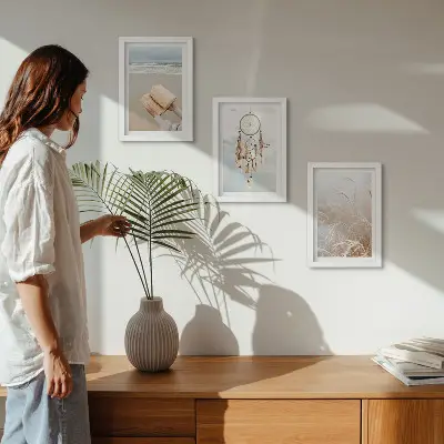 Bilderwand mit friedlichen Landschaften und zarten Sommeransichten im Boho-Stil