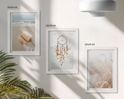 Bilderwand mit friedlichen Landschaften und zarten Sommeransichten im Boho-Stil