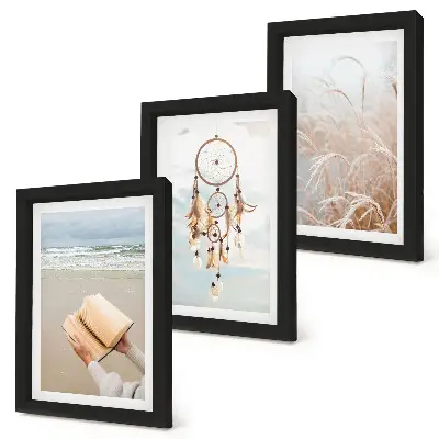 Bilderwand mit friedlichen Landschaften und zarten Sommeransichten im Boho-Stil